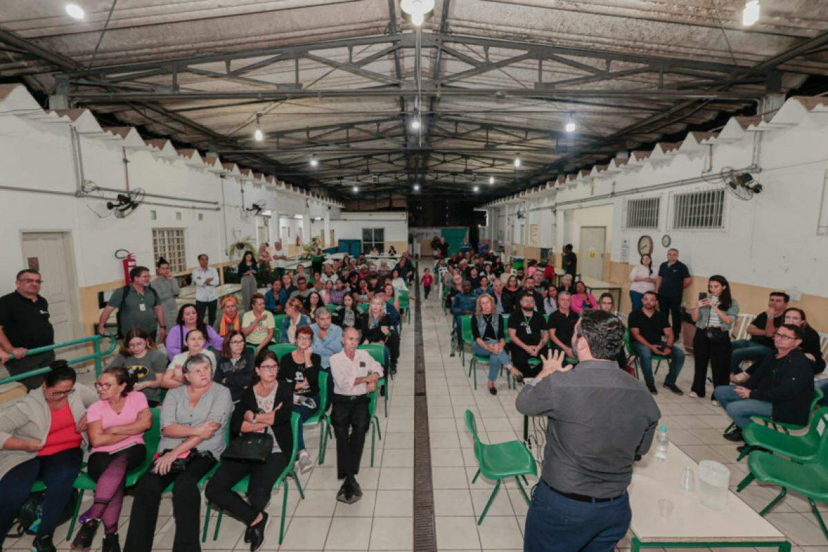 Prefeito, gestores e vereadores se reúnem com moradores da Vila Cristo