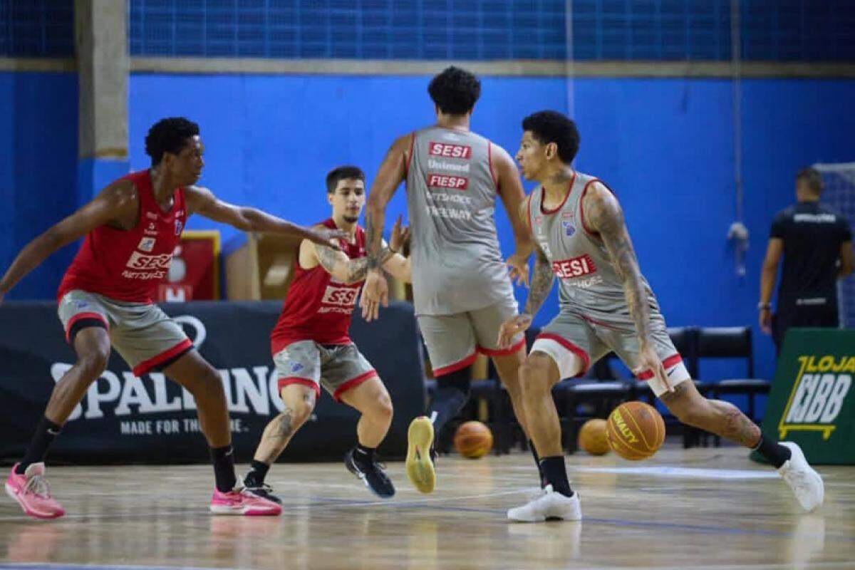 Jogadores do Sesi Franca Basquete durante treino no local da partida