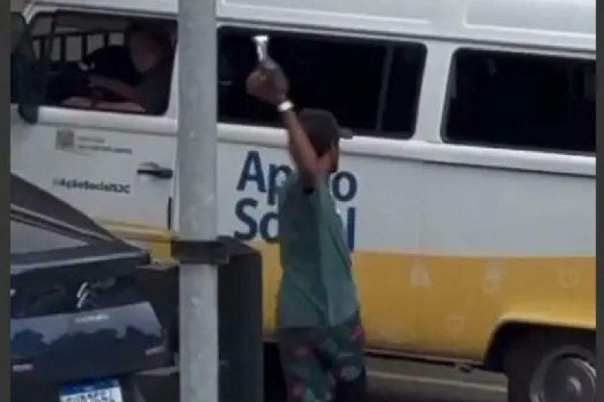 Homem ataca kombi da Prefeitura