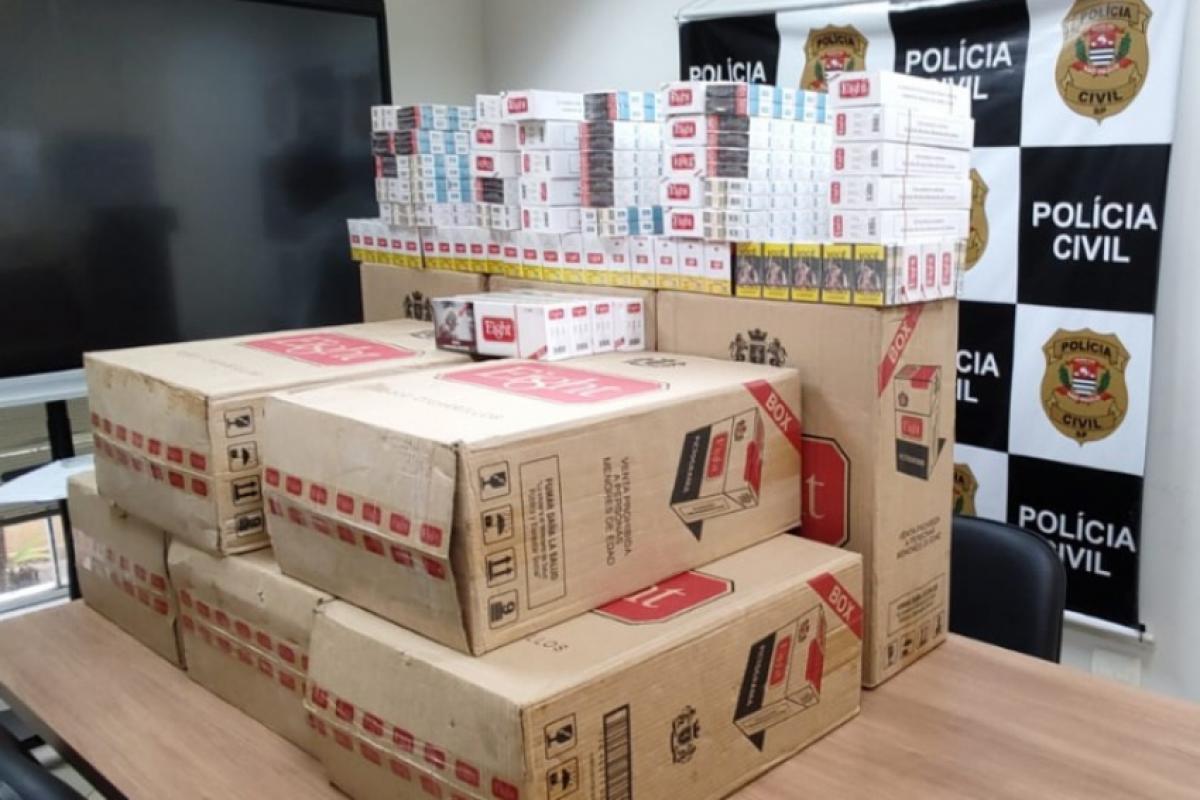 Os cigarros foram apreendidos e apresentados na delegacia.
