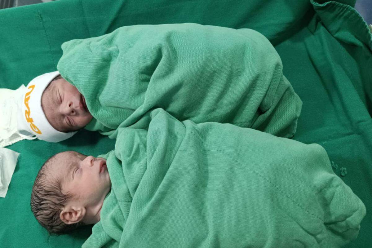 Gêmeos a caminho do hospital com apoio da equipe do GRAU de Araçatuba