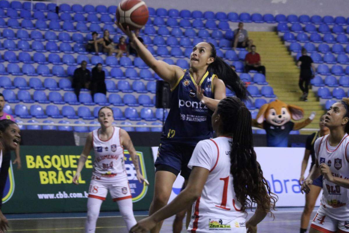 Lance do jogo entre Blumenau e São José Basket