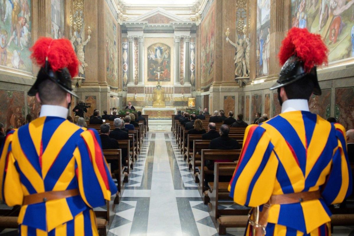 A cerimônia reafirma o rigor com que a Igreja preserva o caráter reservado e sagrado do Conclave.