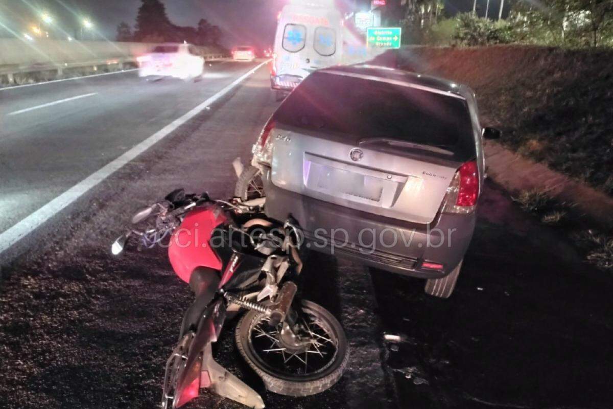 Motociclista ficou gravemente ferido após colisão traseira na SP-101, em Hortolândia, no início da noite de domingo (18); garupa não resistiu aos ferimentos.