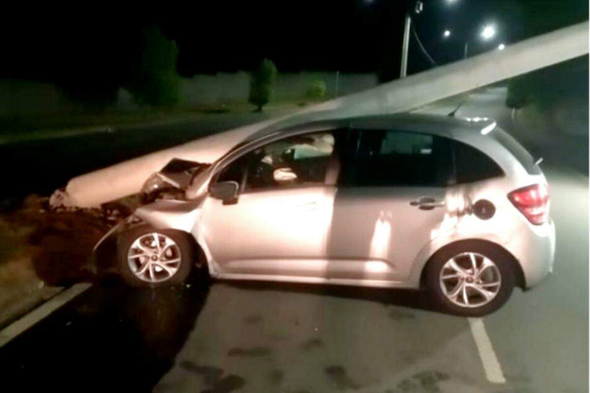 Com o forte impacto o poste caiu sobre o carro.