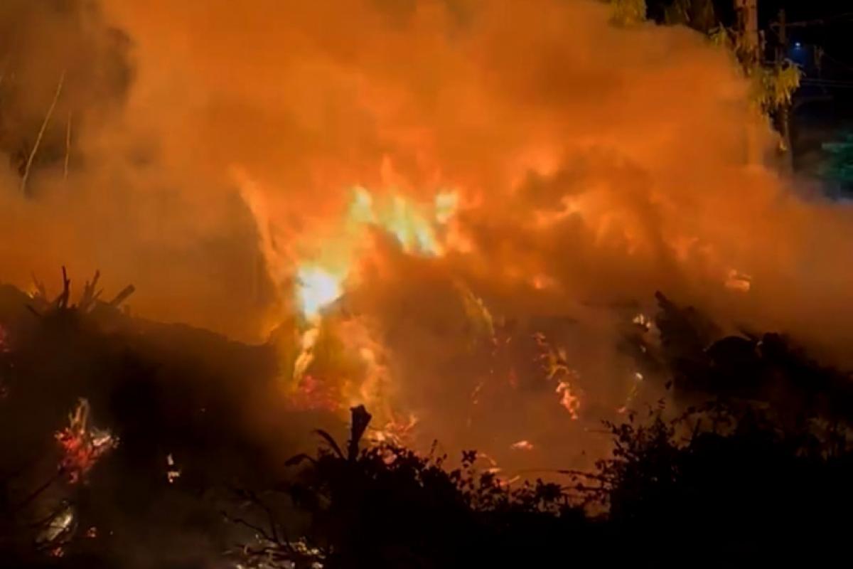 Fogo atingiu resíduos de madeira
