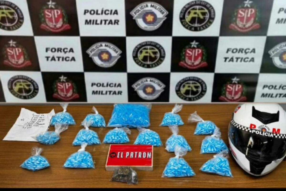 Homem é preso com tijolo de cocaína, após tentar fugir e dispensar droga em casa de vizinha