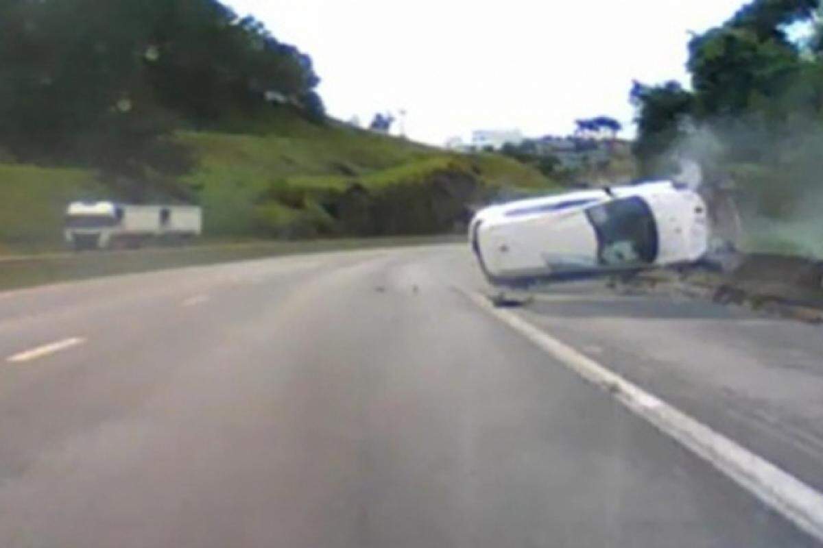 Carro capota diversas vezes em rodovia do Vale do Paraíba