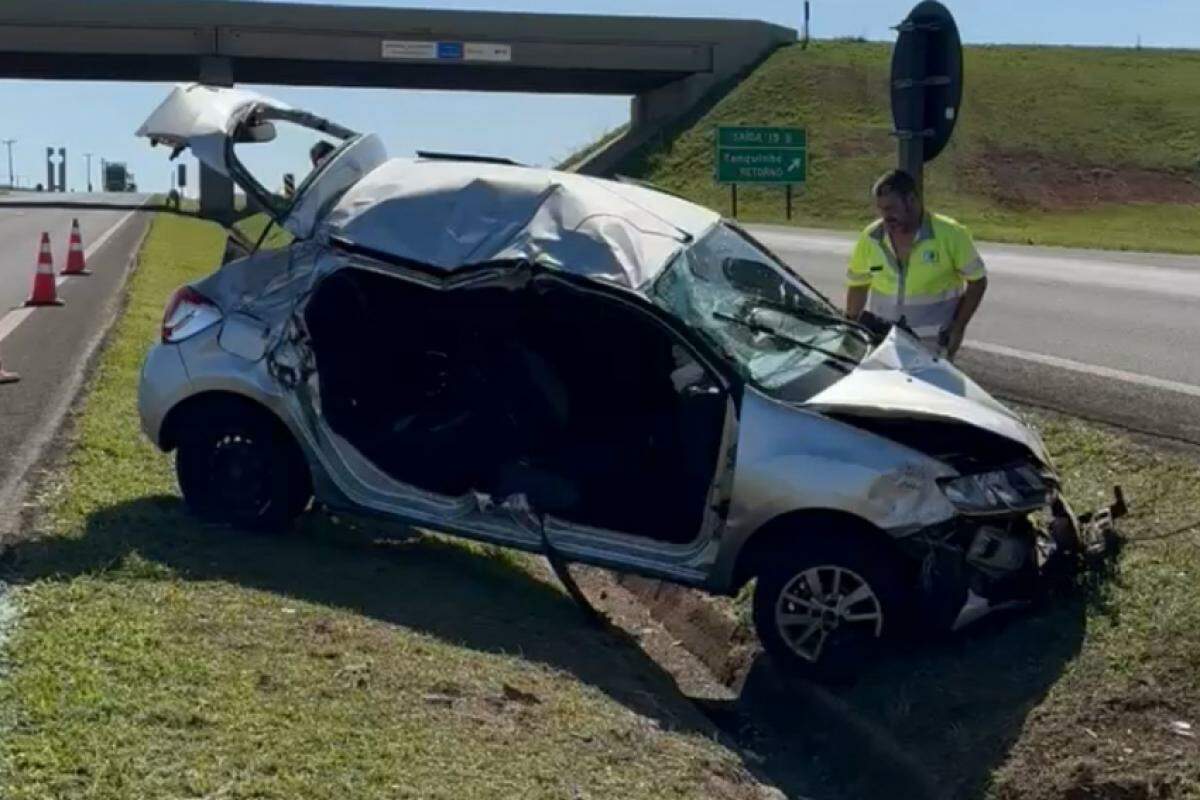 Após a colisão e capotamento, o carro parou no canteiro central.