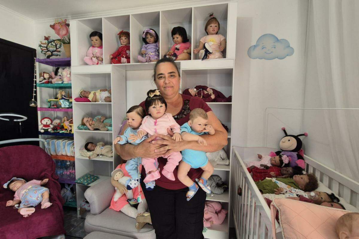 Rosana Passos cria bonecas reborn desde 2021, após perder os pais durante a pandemia