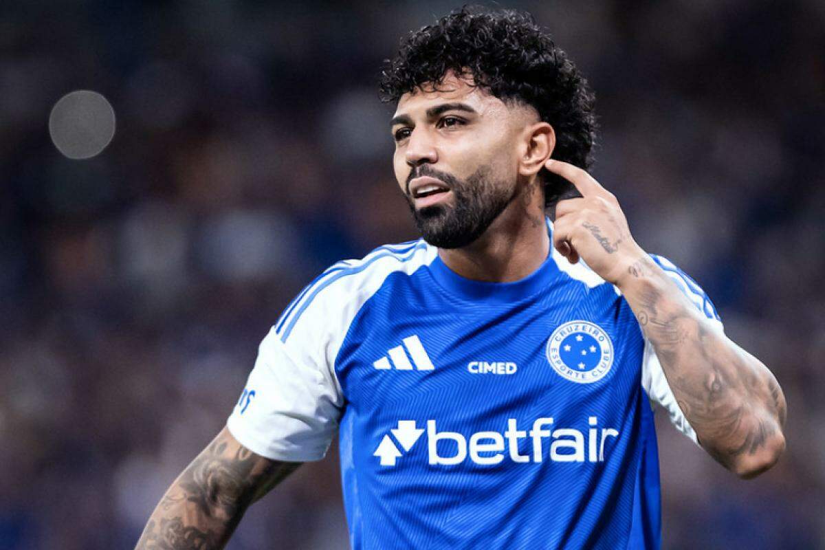 De pênalti, atacante ex-Flamengo desempatou no acréscimo do 2º tempo 