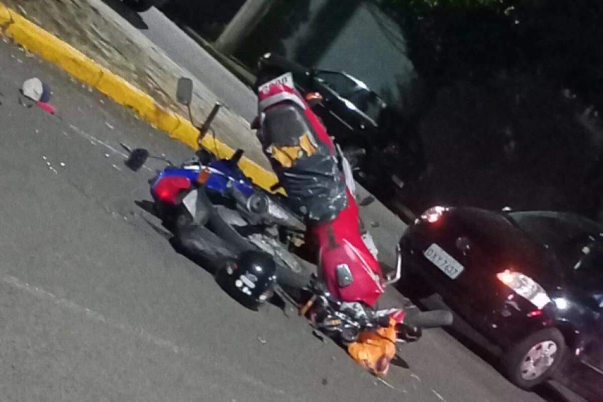 Dois motociclistas ficaram feridos após um acidente envolvendo duas motos, no cruzamento das ruas Maurício de Nassau e 23 de Março, no bairro Santana