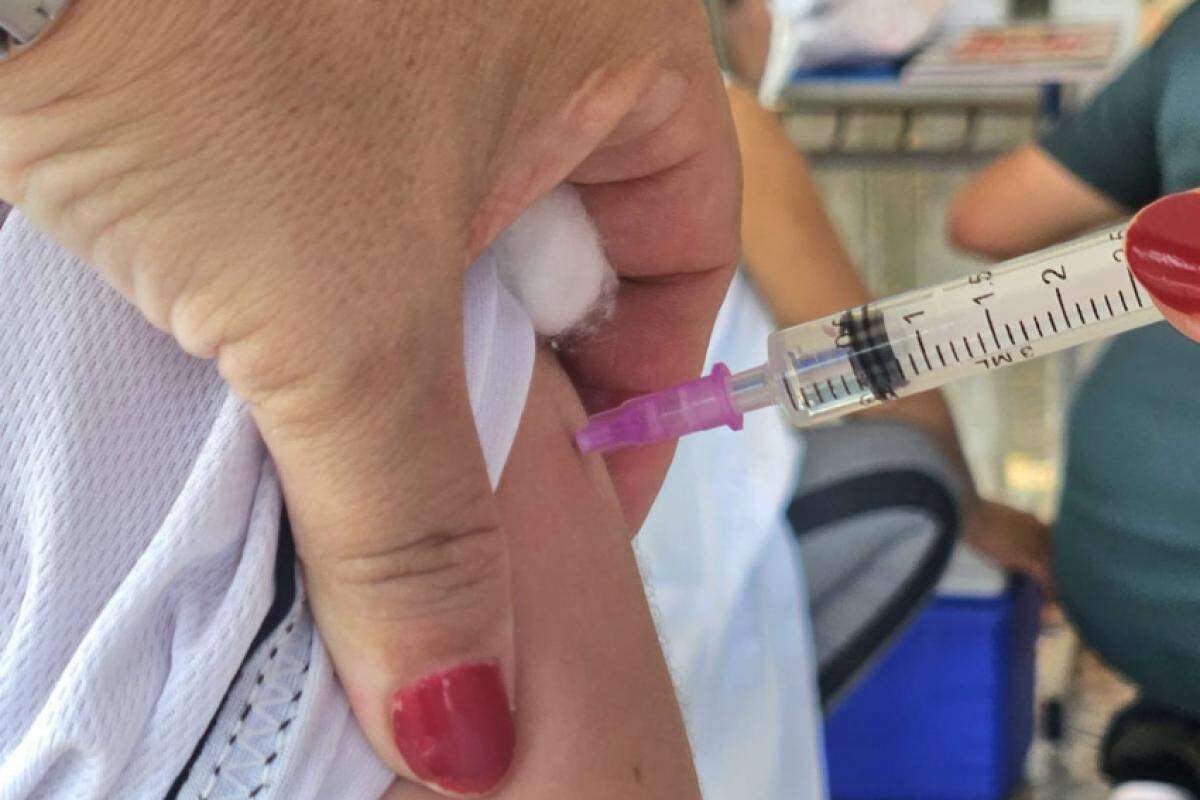 A vacina aplicada é trivalente, ou seja, apresenta três tipos de cepas de vírus em combinação, protegendo contra os principais vírus em circulação no Brasil