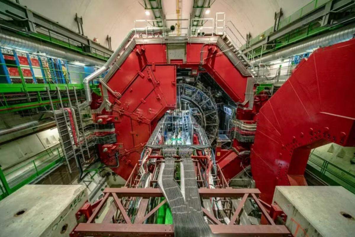 A transformação ocorreu no acelerador de partículas do laboratório, onde feixes de núcleos de chumbo foram colididos em alta velocidade