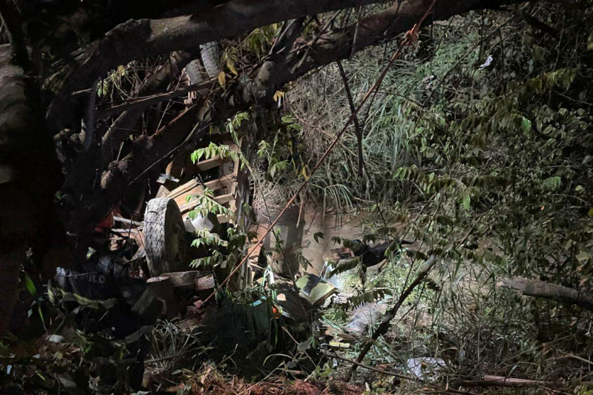 Caminhão despencou de ponte e colidiu contra um barranco na estrada do Lambari, em Santo Antônio do Aracanguá; motorista morreu antes da chegada do socorro