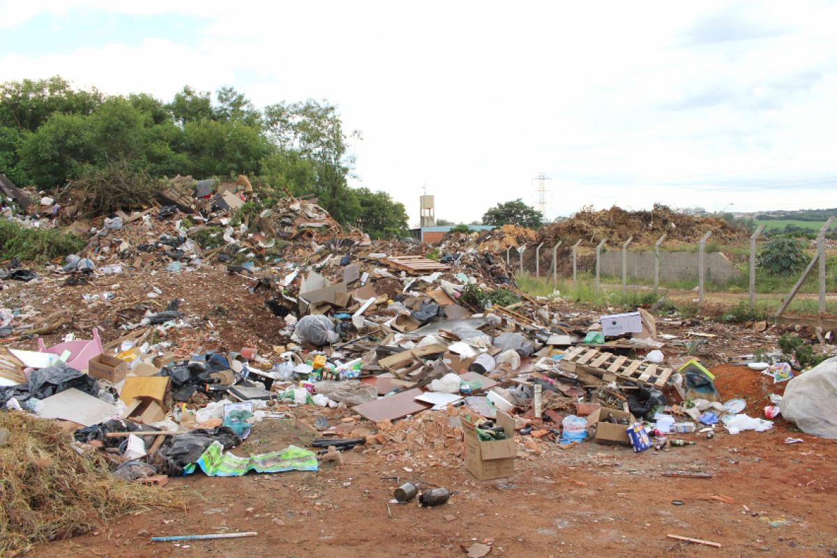 O ecoponto localizado no bairro Jardim Oriente continua apresentando focos de incêndio seis dias após o início das chamas