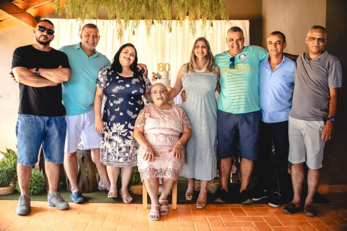 Olímpia e seus sete filhos, em seu aniversário de 80 anos