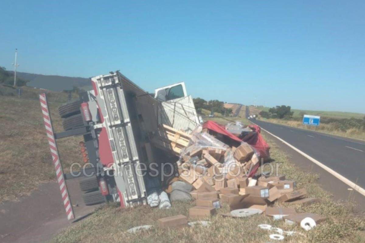 Caminhão tombado em acostamento da rodovia Anhanguera, em Igarapava