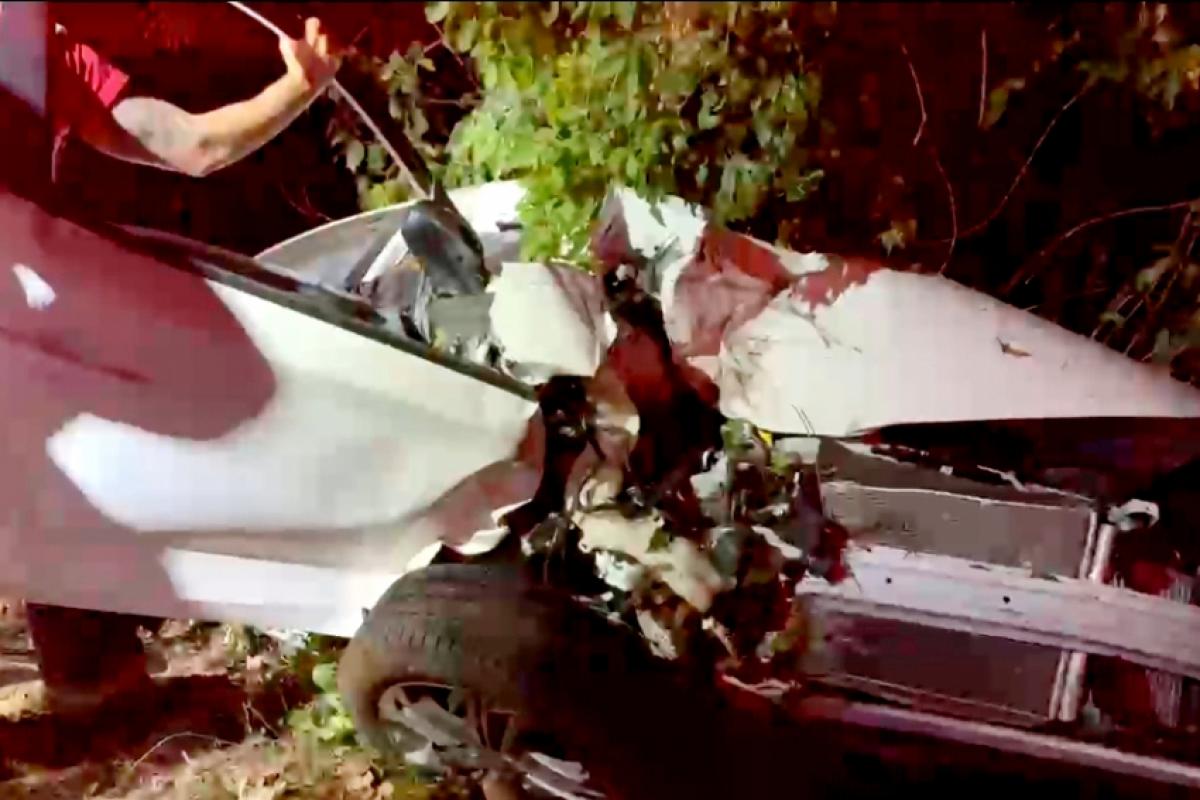 O carro ficou destruído após cair na ribanceira da Rodovia Samuel de Castro Neves.