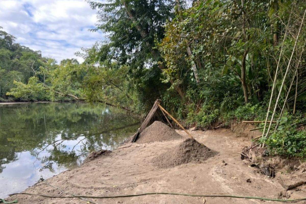 Areia sendo extraída de forma ilegal no leito do rio
