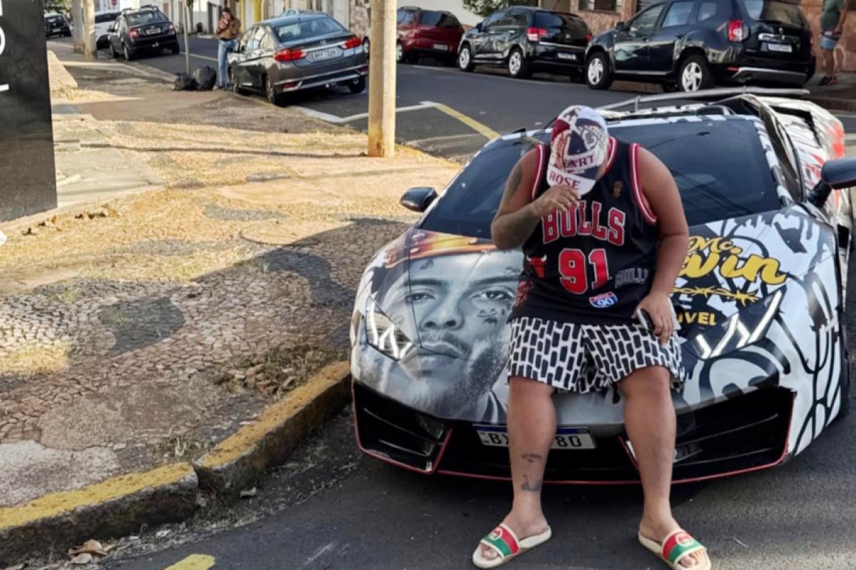 O funkeiro postou uma foto com o carro ao lado da delegacia nas suas redes sociais.