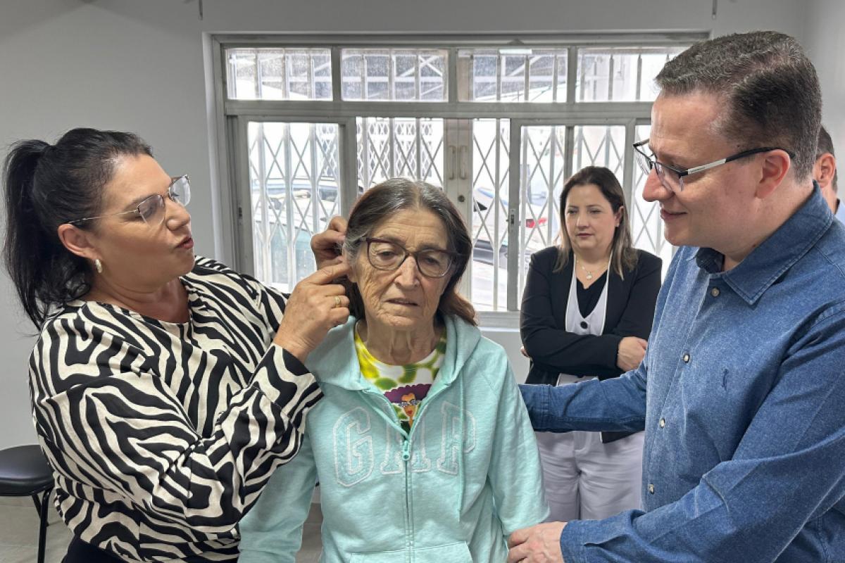 Doroti recebe orientações sobre o uso e conservação do seu aparelho auditivo.