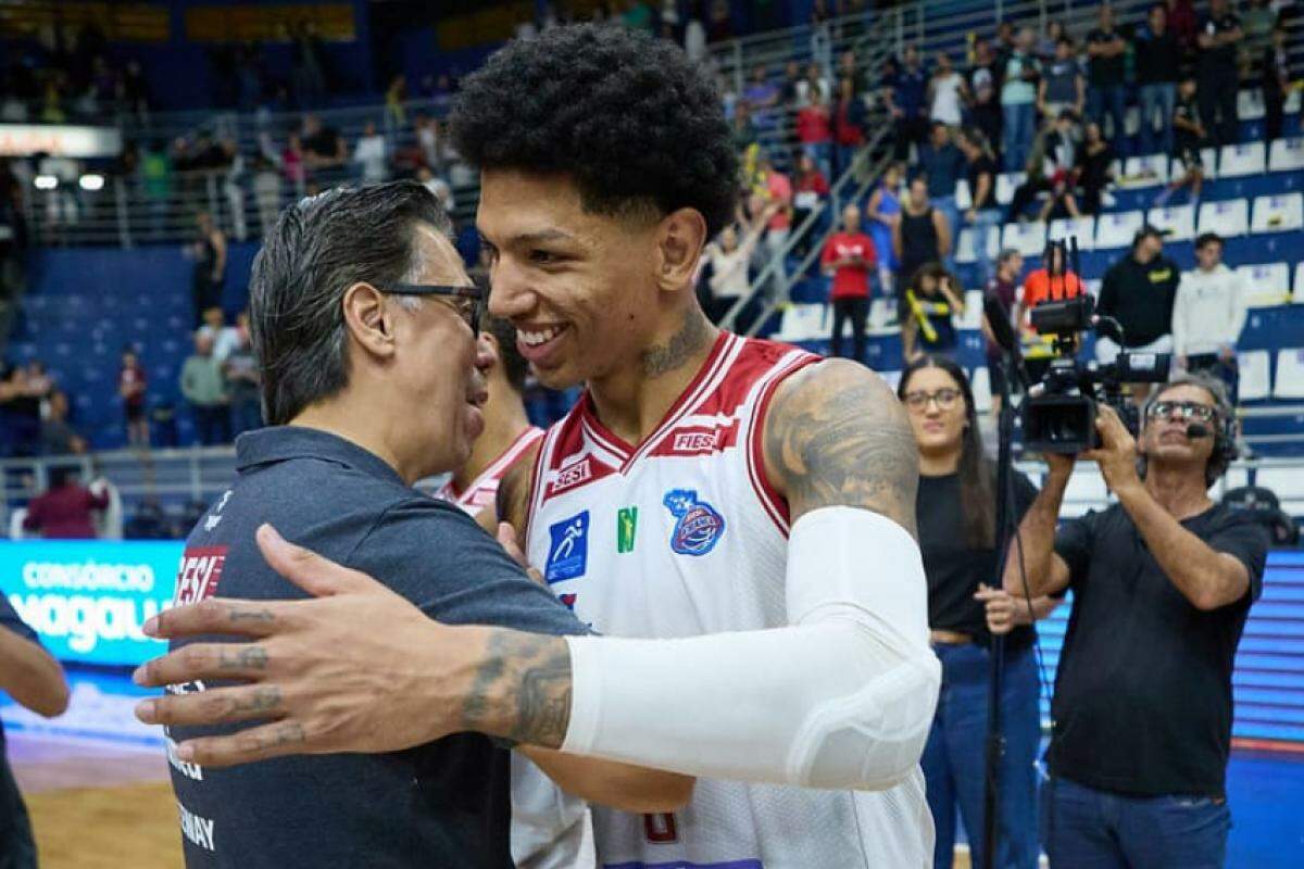 Helinho comemorando a classificação do Sesi Franca Basquete com o ala Didi  