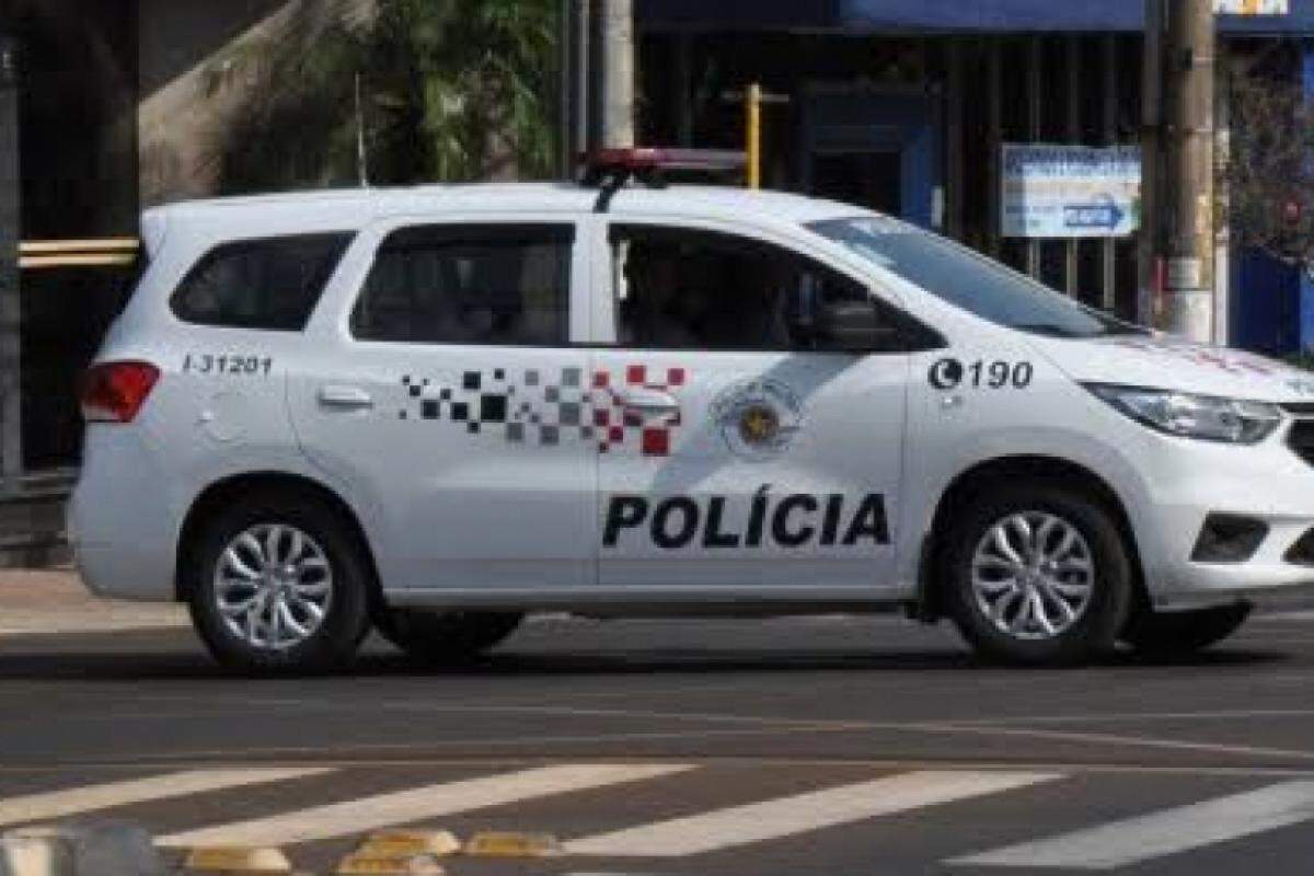 Policiais militares abordaram o suspeito e encontraram a droga na moto