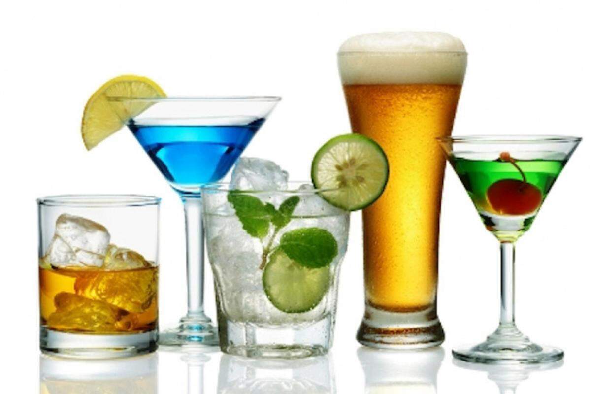O álcool pode estar em bebidas, enxaguantes bucais, xaropes e outras preparações como chás e remédios caseiros: confira a composição!
