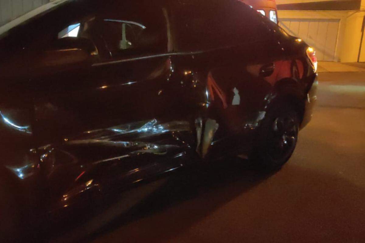 Carro ficou com a lateral esquerda danificada