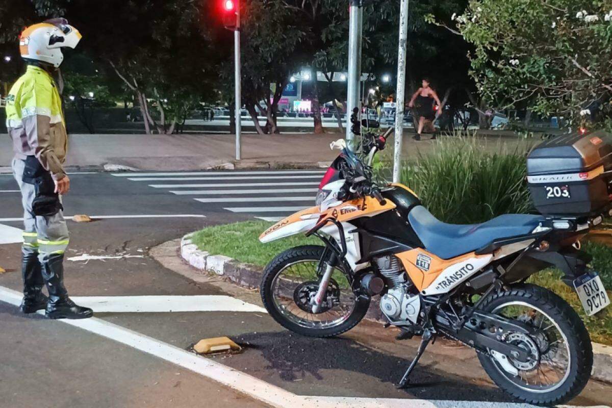 Agente da Emdec durante trabalho de fiscalização 