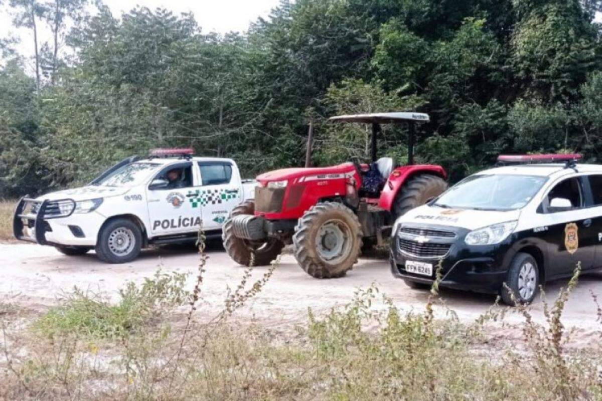 Trator furtado em propriedade de Barbosa foi localizado em área de mata com apoio da Polícia Ambiental e Polícia Civil