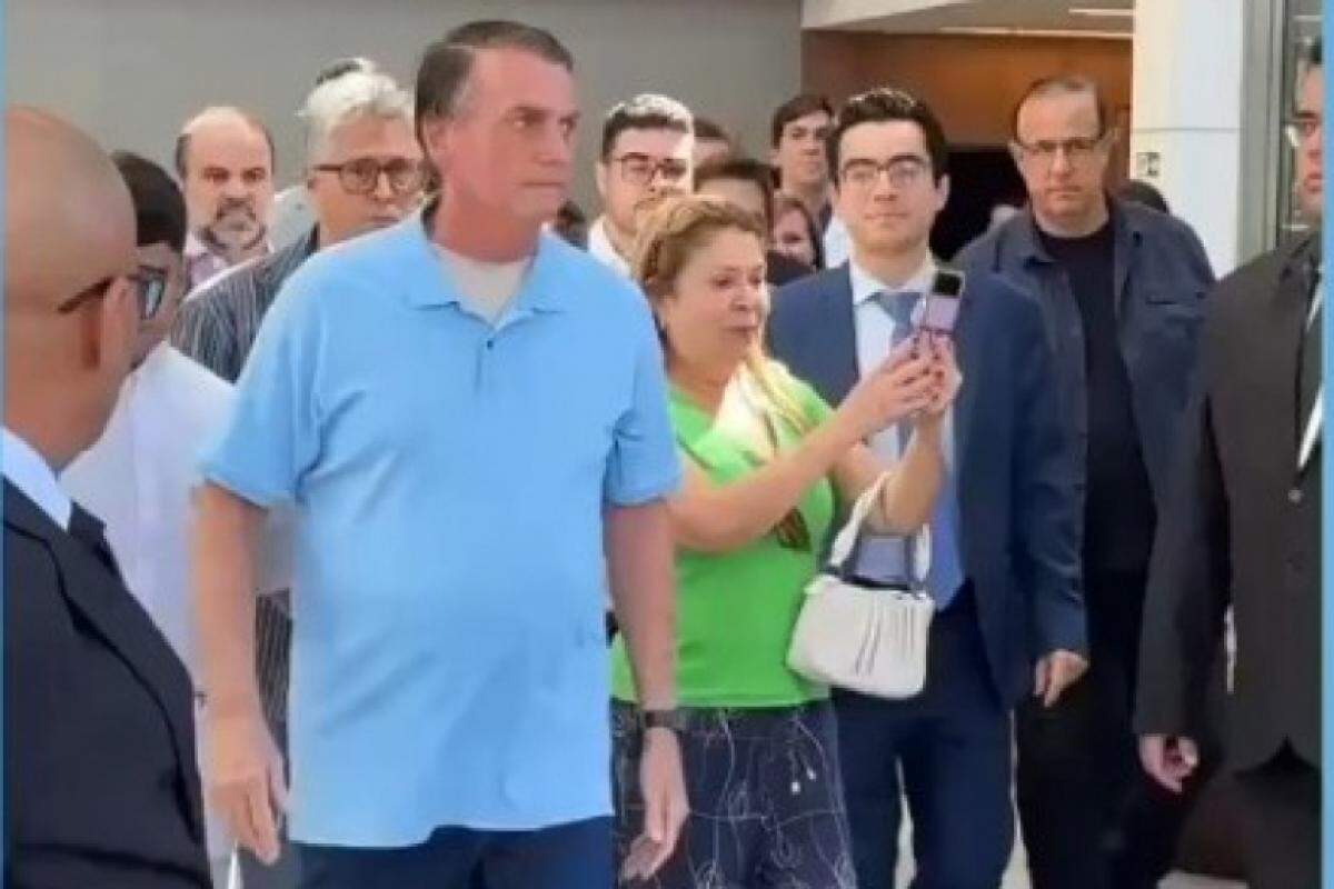 Ex-presidente deixou o hospital DF Stars, em Brasília, na manhã deste domingo (4)