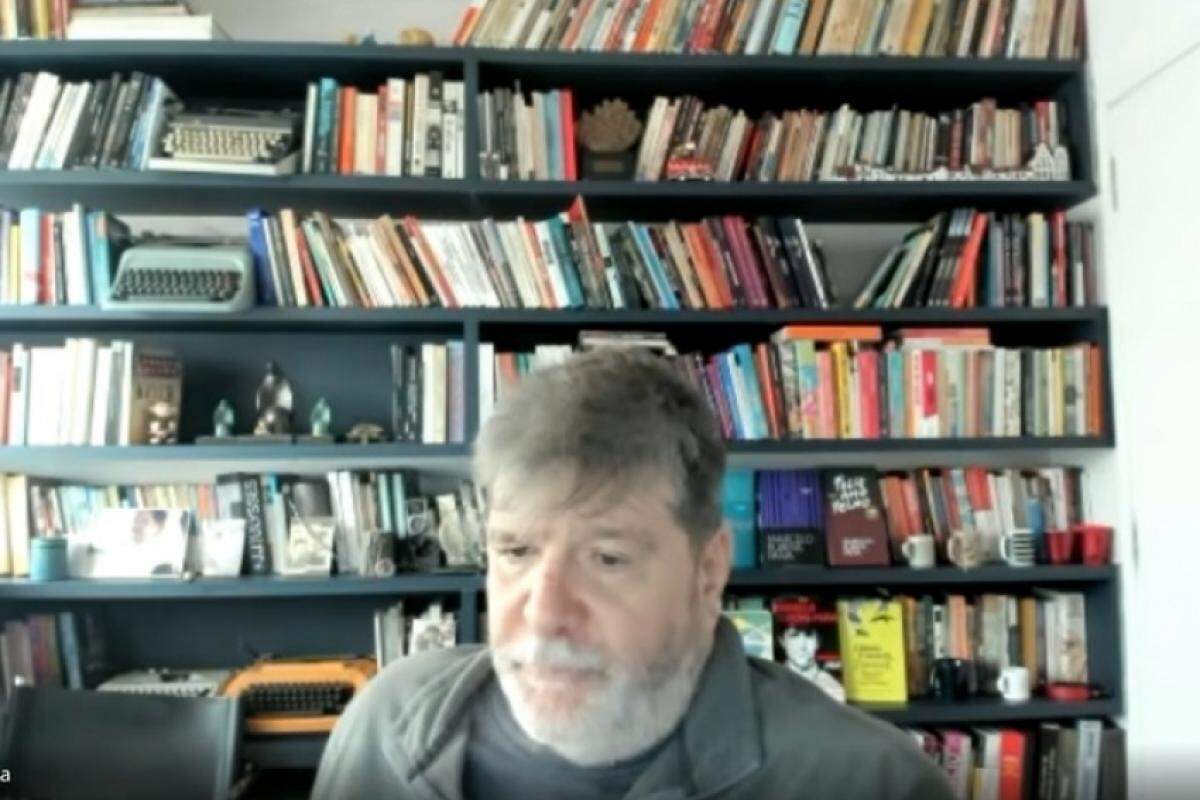 Marcelo Rubens Paiva durante a entrevista a OVALE