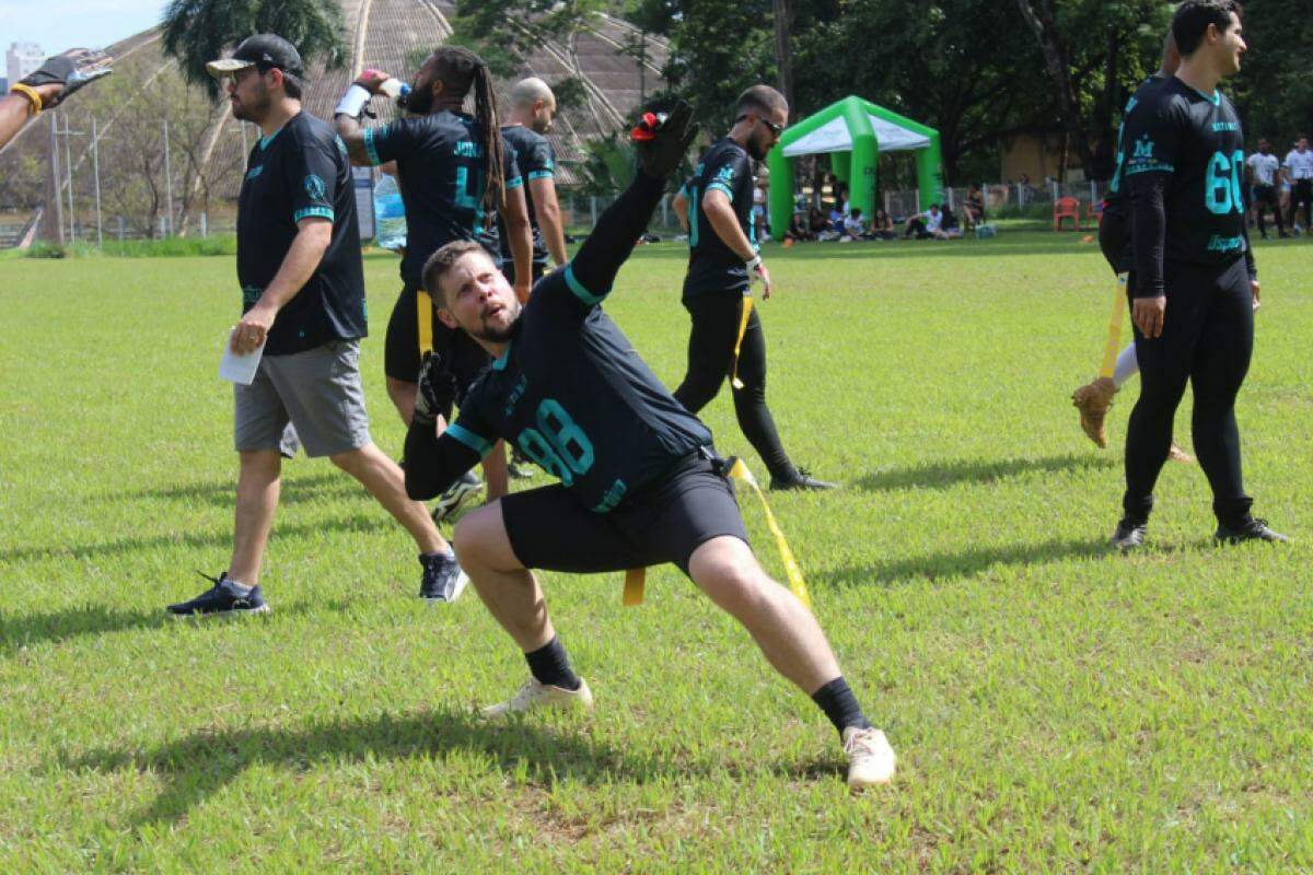 Running back Marcos Veríssimo comemorando após correr metade do campo para marcar o touchdown da virada dos Mustangs