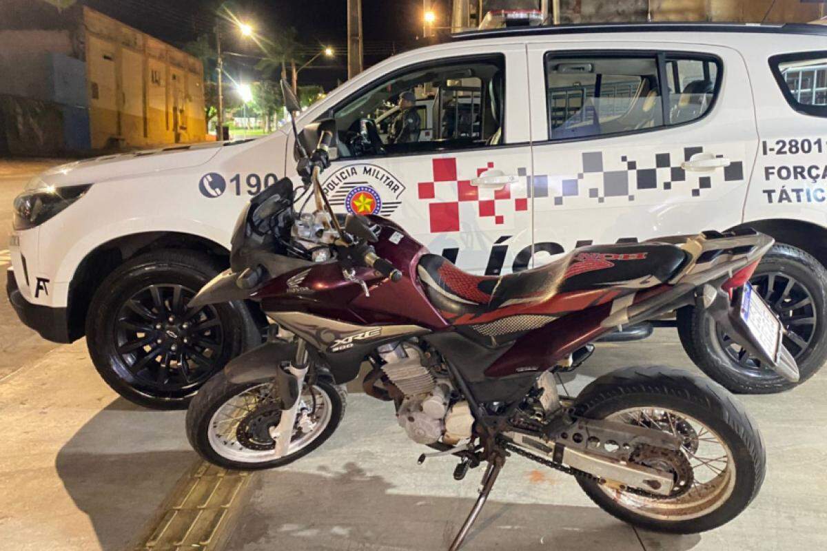 Homem foi detido pela Força Tática com moto roubada e chave de carro tomado em Buritama