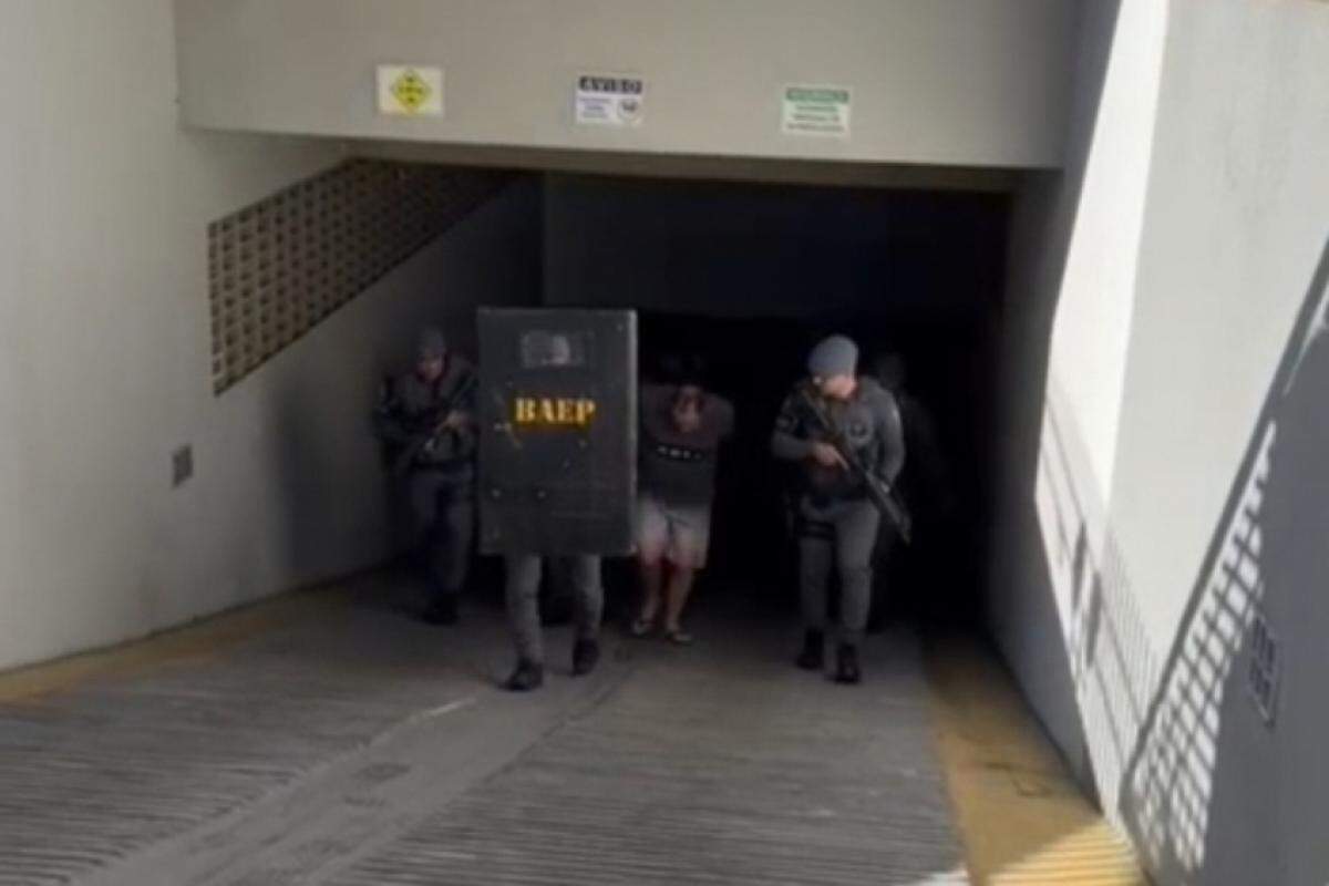 Homem apontado como um dos maiores traficantes da RMC foi preso no Cambuí com dinheiro e joias de origem suspeita.