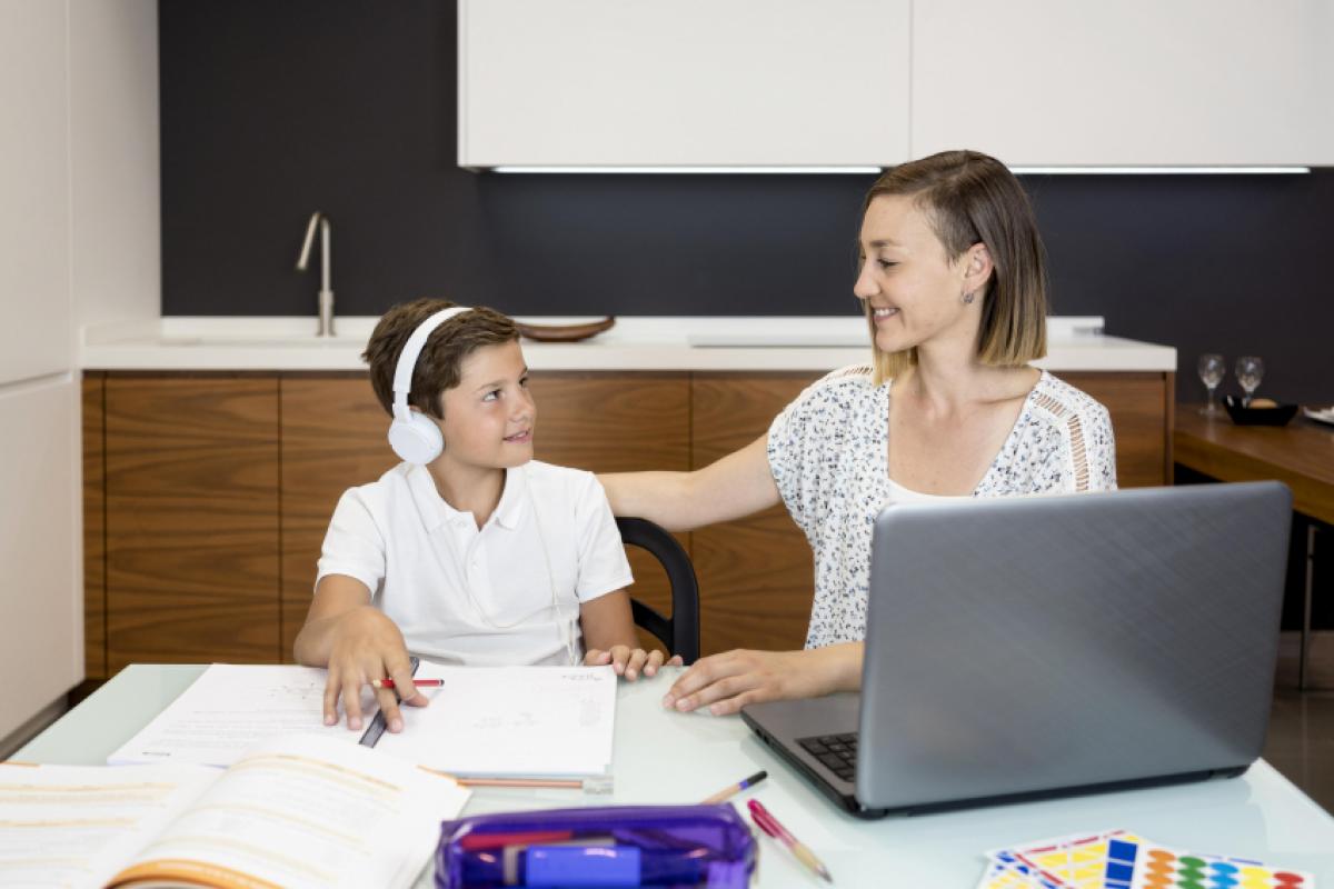 Profissionais de apoio auxiliam alunos com necessidades educacionais e de cuidado.