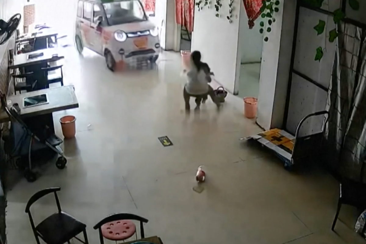 Vídeo flagra menina de 11 anos salvando irmã de ser atropelada por veículo desgovernado na China.