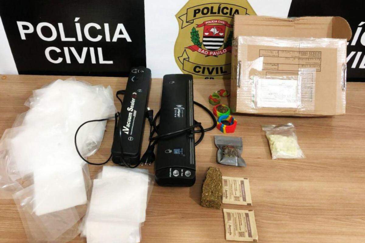 Ação conjunta entre DEIC e SIG prende homem em flagrante e apreende drogas sintéticas e maquinário