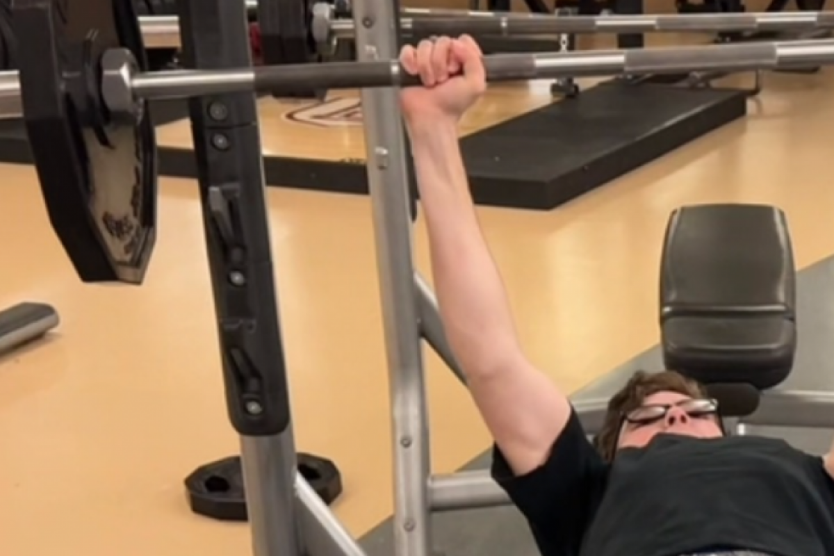 Conhecido como “o rei torto”, ele passou os últimos 182 dias treinando apenas um lado do corpo.