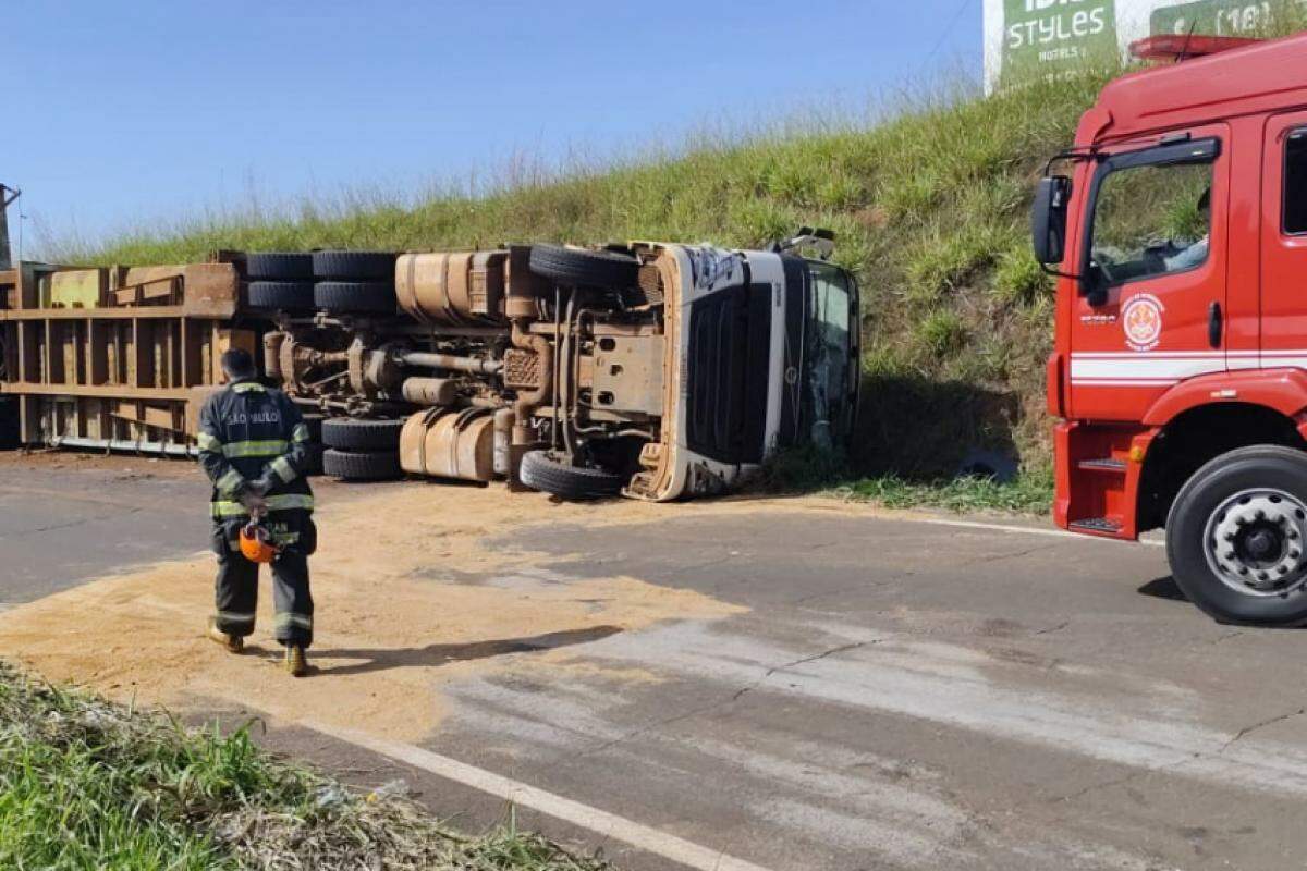 Veículo carregado com cana tombou ao fazer curva; motorista foi socorrido por ambulância que trafegava logo atrás