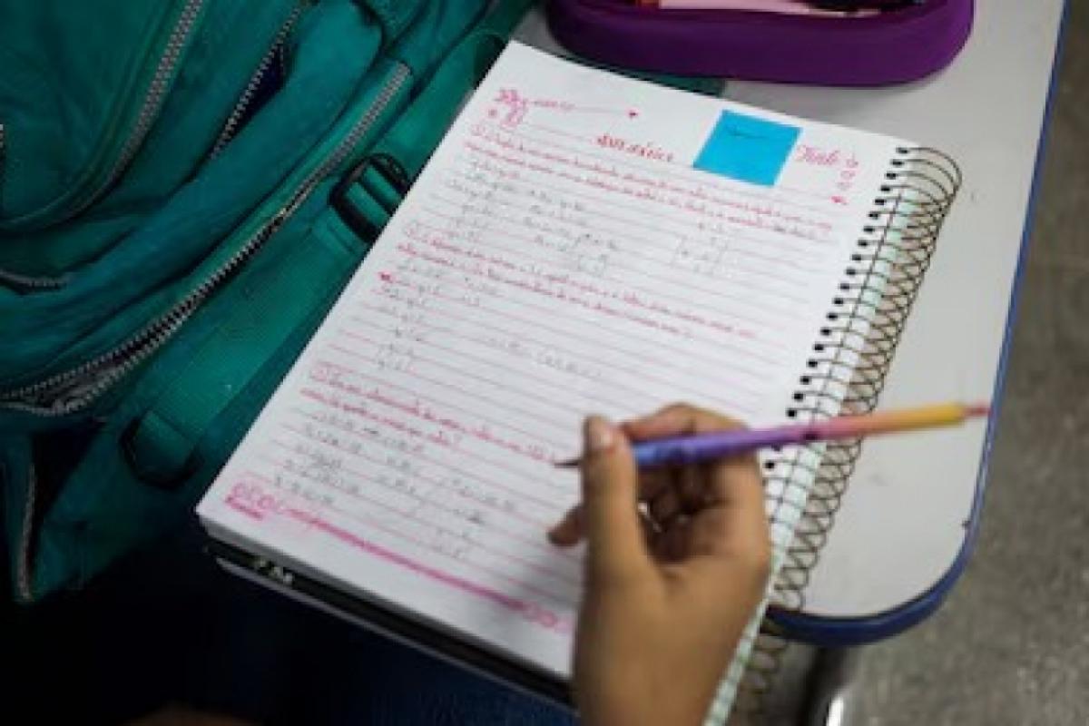  Educadores que acumularem mais de seis ausências não justificadas em um único mês poderão ter seus contratos encerrados de forma imediata