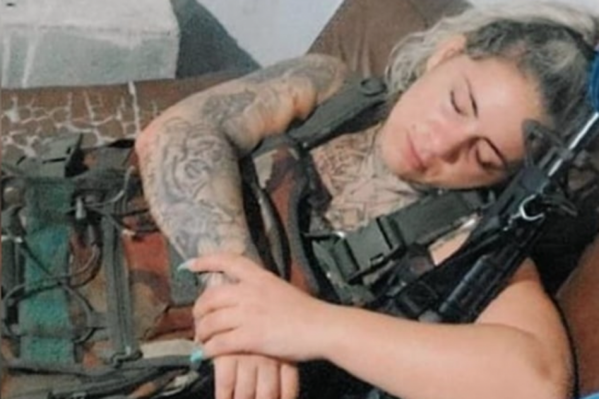  A criminosa, que costuma ostentar imagens nas redes sociais portando fuzil, conseguiu fugir. 