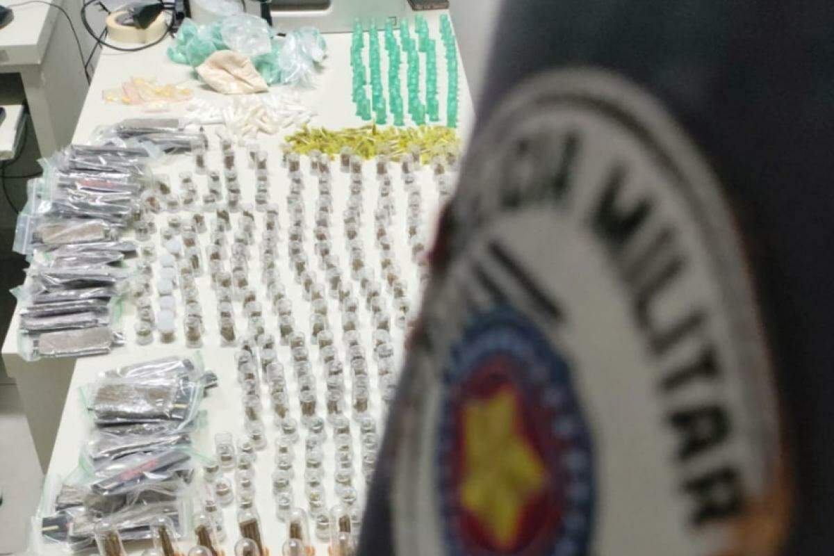 As drogas foram apreendidas pelos policiais militares