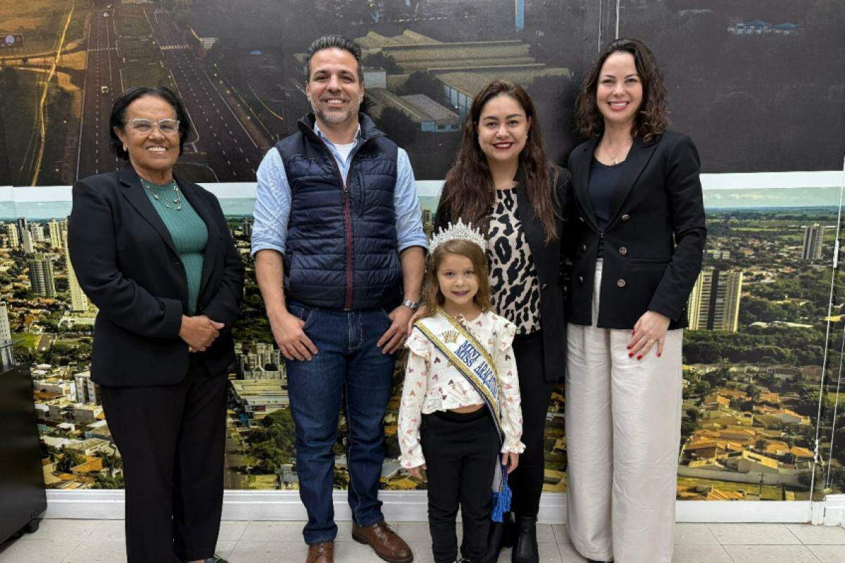 Prefeito Lucas Zanatta, vice-prefeita Nice Zucon e primeira-dama Priscila Zanatta recebem Laura Nogueira e sua mãe, Gabriela, na Prefeitura