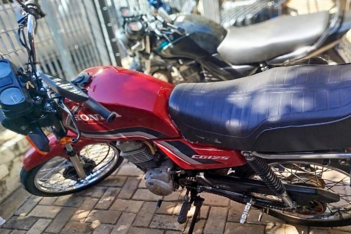 Moto tinha motor incompatível com o sistema e placa irregular Caso foi encaminhado ao Plantão Policial para investigação