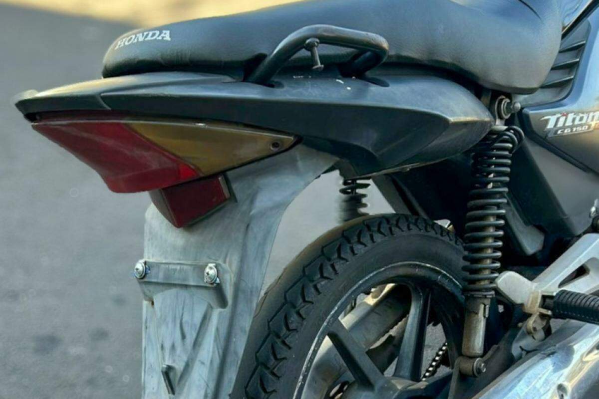 Abordagem ocorreu no bairro Planalto; condutor foi conduzido à delegacia e motocicleta apreendida