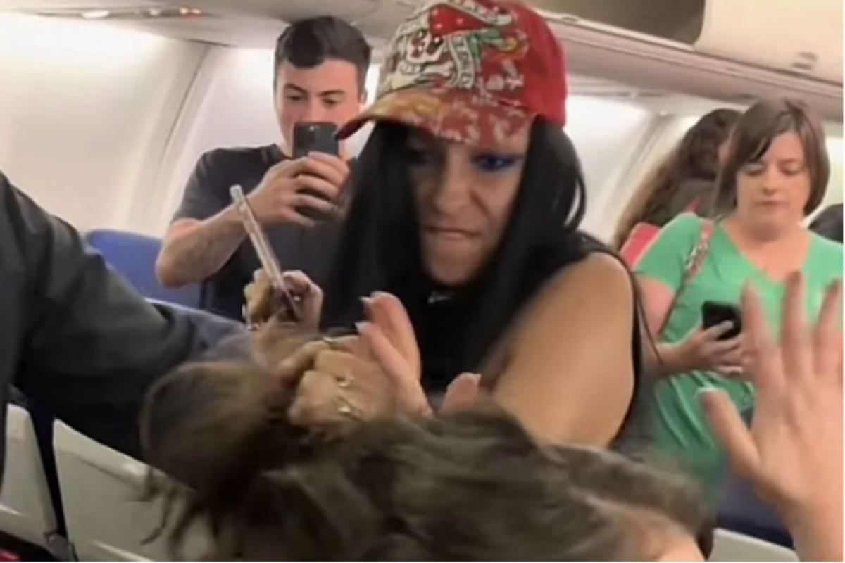 Segundo testemunhas, Perry estava bêbada e teve um surto momentos antes da decolagem rumo a Kansas City. 