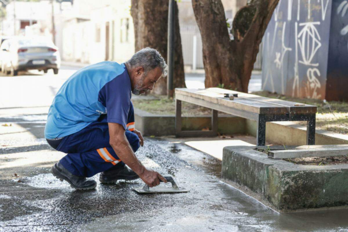 Para o atendimento da feira livre do Vianelo, Praça Francisco Pessolano recebeu manutenção elétrica e de calçamento